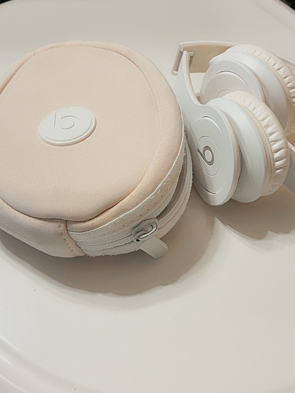 Beats by Dre White On-Ear Headphones with Cushioned Ear Pads With Case